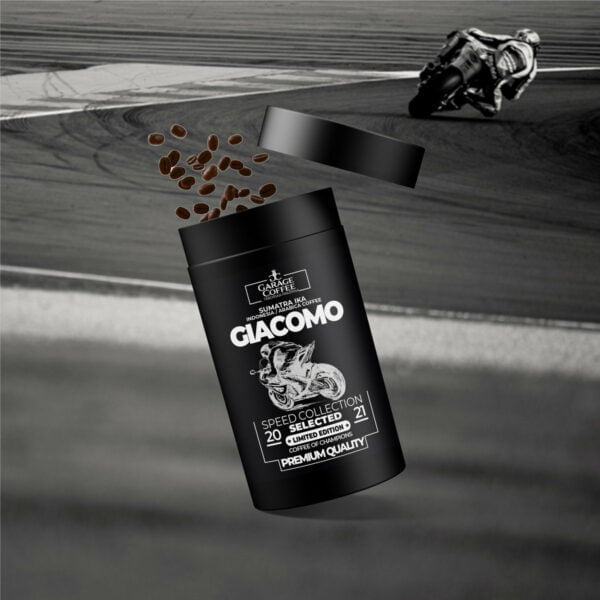CoffeeGarage.cz - výběrová káva eshop, Speed collection - Giacomo (150g), Jste fanoušci závodů, závodníků a rychlosti spojené s adrenalinem obecně? Právě pro vás je vhodná edice SPEED. Jaký je váš oblíbený závodník? Originální balení jistě potěší vaše blízké, kteří jsou nezkrotnými fandy celosvětově známých závodníků. Tato edice je kávou pro šampiony. Buďte jím i vy díky chuti naší kávy. Nezapomeňte: někdy je lepší zpomalit tempo a vychutnat si čerstvě vypraženou kávu v klidu.,